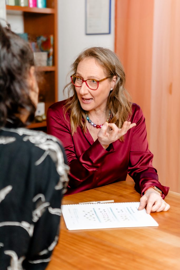 Tanja Klein zeigt den Ringtest einem Klienten